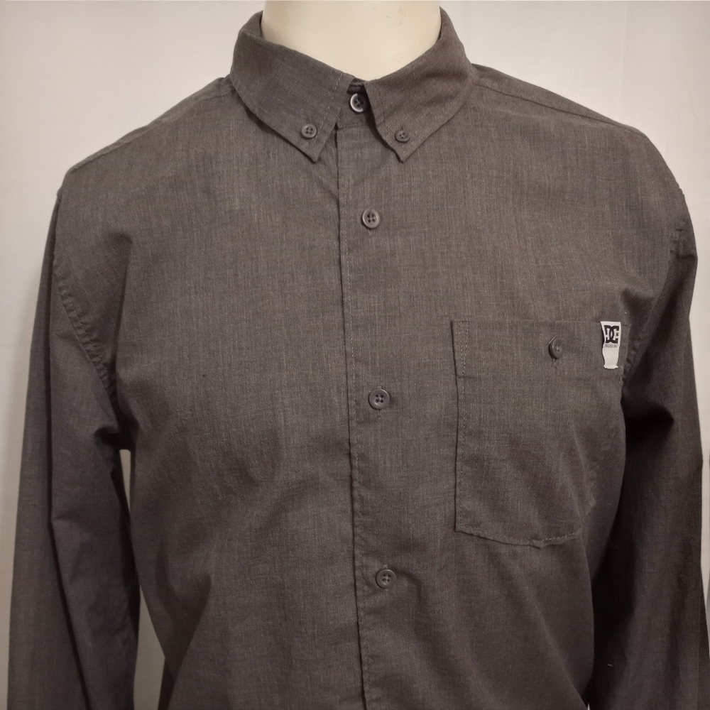 𝅺DC Size M Gray Button Down Shirt